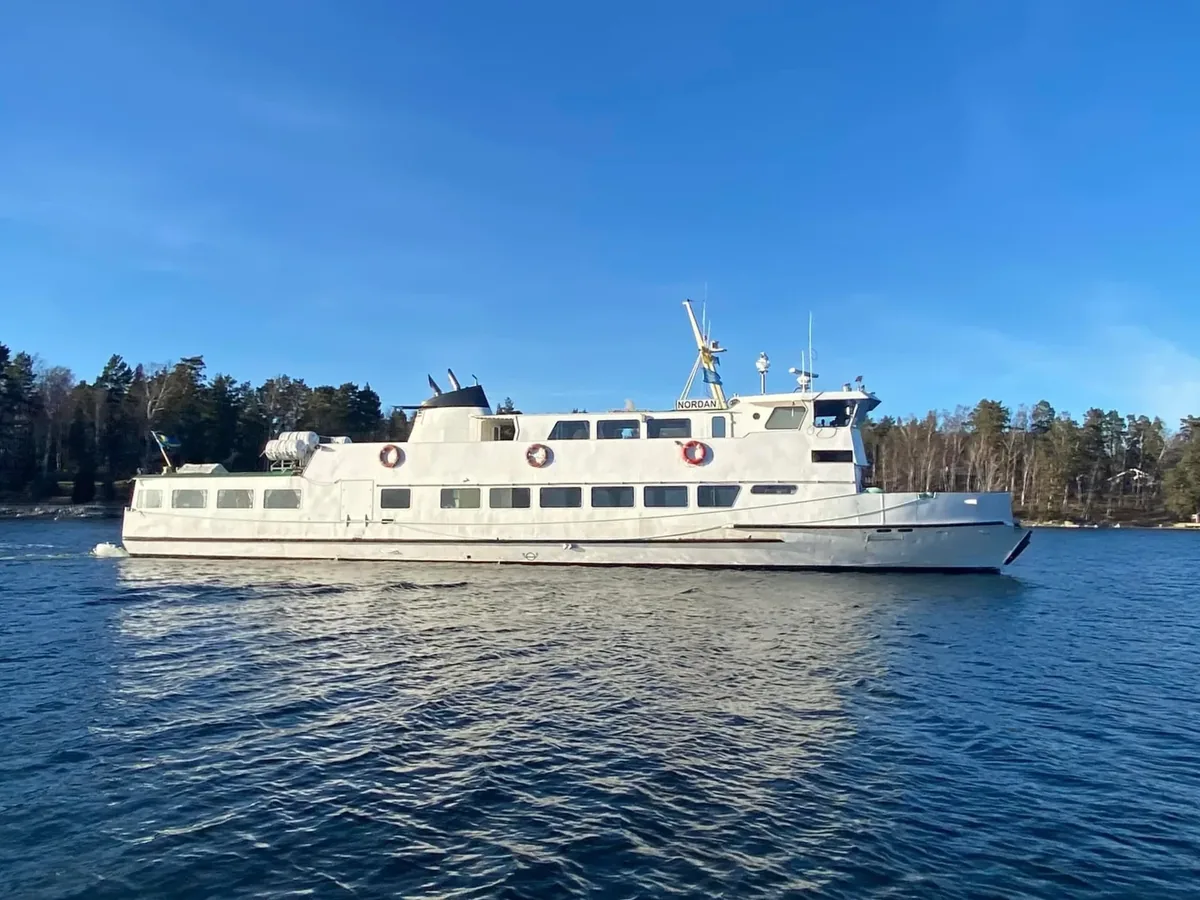 Passagerarbåt under gång i Stockholms mellanskärgård